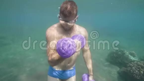 运动员正在水下用哑铃训练手操水下健身视频的预览图