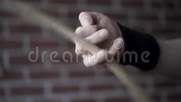 用黑色的布手镯关紧人的手手腕上拿着鼓槌在他的帮助下旋转视频的预览图
