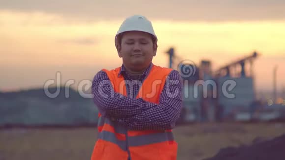 工厂背景上一位快乐工程师的晚间画像亚裔中年男子视频的预览图