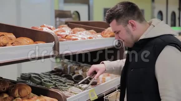 超市里的人自己挑选糕点视频的预览图