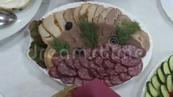 美味的香肠火腿迪尔沙拉各种加工的冷肉制品在一家餐馆的盘子里视频的预览图