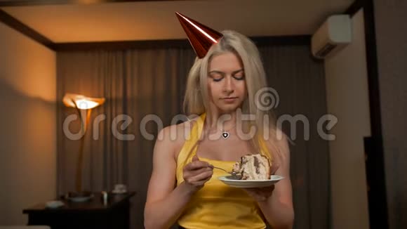 年轻女子尝试品尝和吃一份生日蛋糕视频的预览图