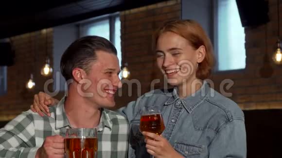 快乐的一对在当地酒吧喝杯啤酒聊天视频的预览图