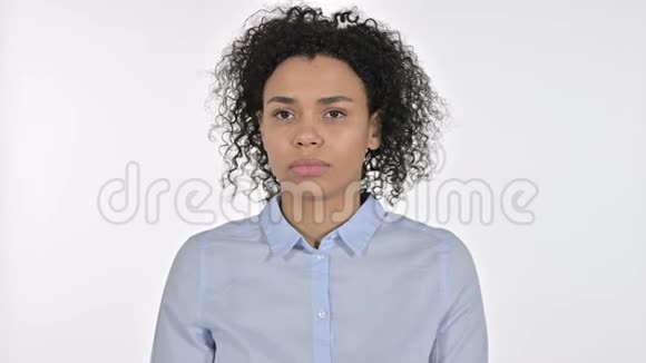 生病的非洲年轻妇女在办公室咳嗽的肖像视频的预览图
