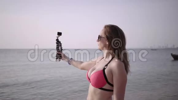 女博主在海边海滩的镜头里讲述4k视频的预览图