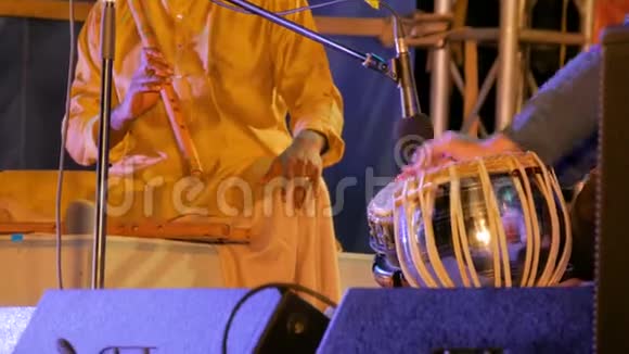 两个人演奏传统的印度塔布拉鼓和长笛视频的预览图