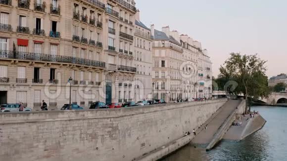 巴黎美丽的塞纳河畔视频的预览图