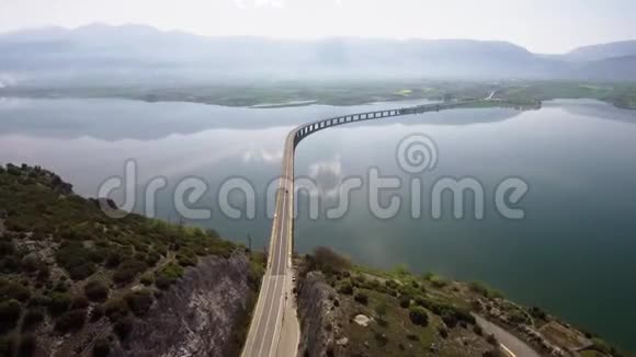 在希腊科扎尼的Velvento地区从河桥上进行空中射击用无人驾驶飞机前进视频的预览图
