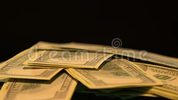 黑色背景下的美元钞票掉落抢劫犯罪视频的预览图