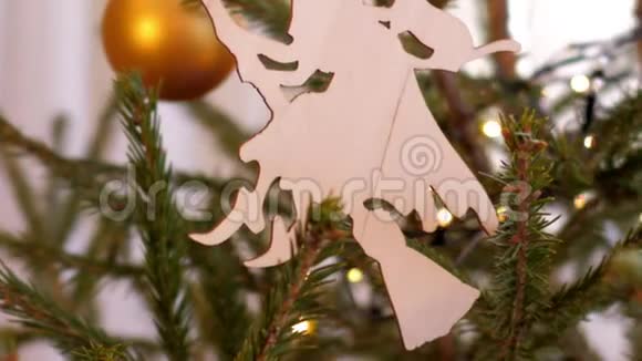 新年树上扫帚把上的圣诞玩具巫婆视频的预览图