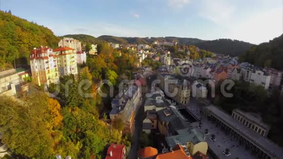 卡洛维瓦里或卡尔斯巴德温泉城捷克空中拍摄美丽视频的预览图