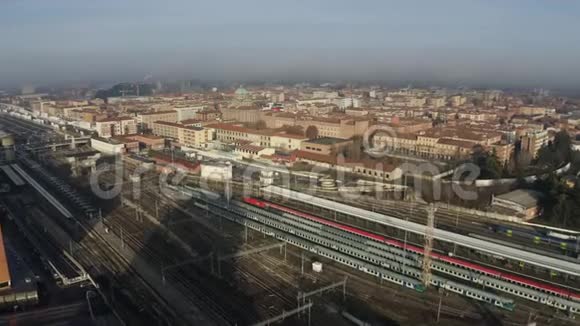 博洛尼亚中央火车站和铁轨和城市意大利空中射击视频的预览图