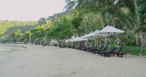 阳光充足的沙滩为客人提供遮阳伞丛林温泉酒店视频的预览图