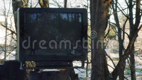 砖头以慢镜头飞进旧电视的屏幕视频的预览图