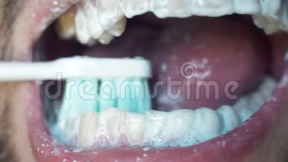 男人张开嘴早上刷牙特写白人用牙刷刷牙口腔卫生视频的预览图