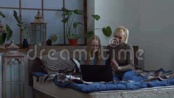 快乐的家庭使用笔记本电脑进行视频聊天视频的预览图