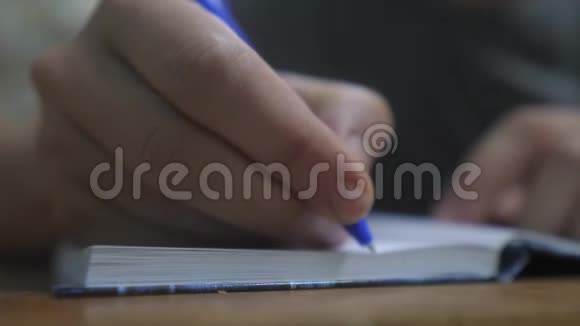 人在笔记本上写字男人手写记事本生活方式概念商业教育男人做笔记视频的预览图