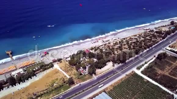 美丽的蓝色海水俯瞰城市海滩库存录像高速公路沿海岸行驶靠近海滩和蓝色视频的预览图