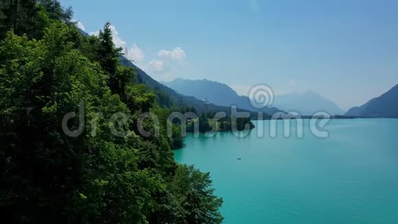 瑞士湖泊的蓝绿色水瑞士的奇妙自然视频的预览图
