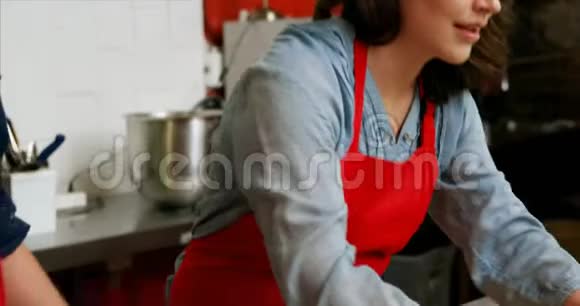 男女面包师相互作用同时擀面团4k视频的预览图