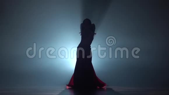 传统的东方肚皮舞女在烟雾的背景下跳舞西瓦特慢动作视频的预览图