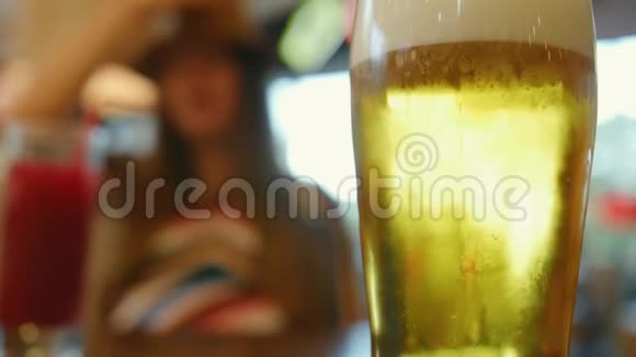 一杯啤酒一杯啤酒在桌子上起泡了近距离射击视频的预览图