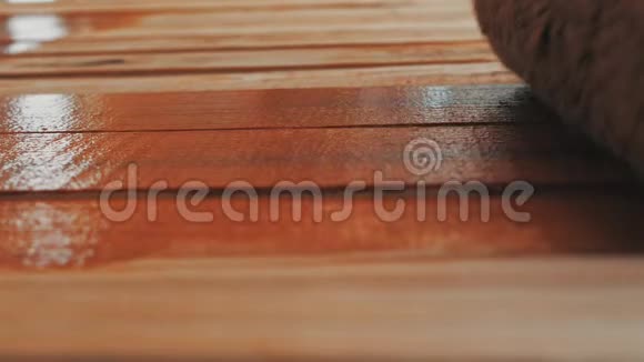画家用棕色的醇酸漆画木地板视频的预览图
