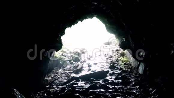 从黑暗岩石洞穴出口出去库存录像岩洞出口明亮的灯光潮湿的黑暗笼罩着潮湿视频的预览图