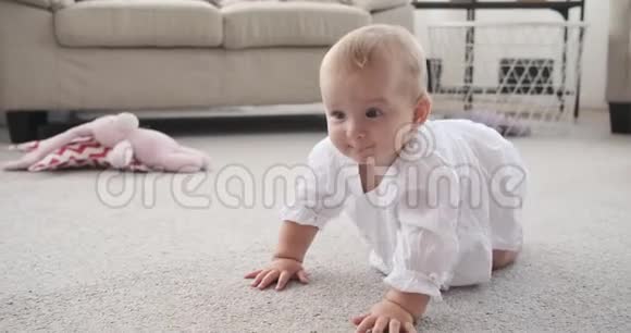 可爱的女婴在家里爬行视频的预览图