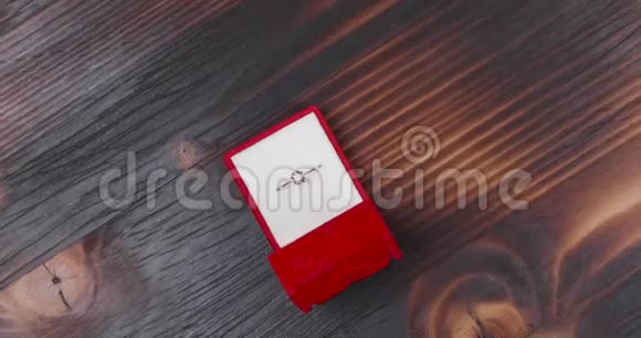 老式木制背景红色箱子的订婚戒指视频的预览图