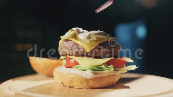 厨师做汉堡的手慢动作视频的预览图