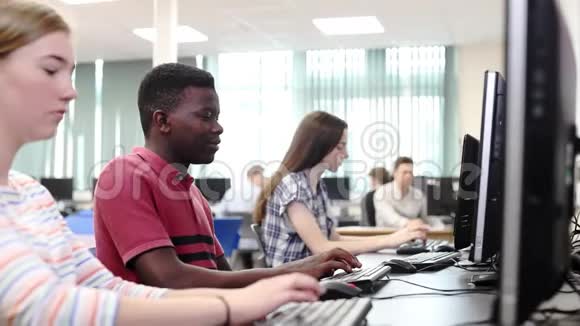 在计算机班帮助男高中生的教师视频的预览图