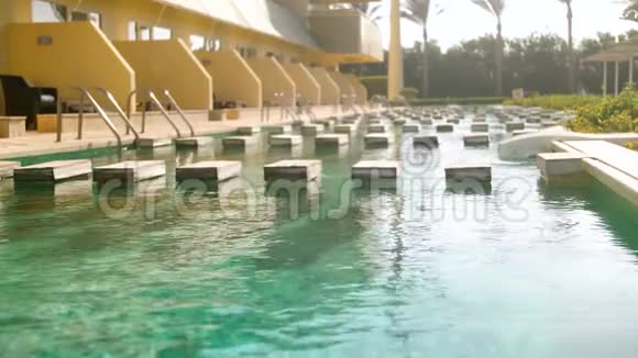 热带岛屿豪华别墅4k视频带门式游泳池视频的预览图