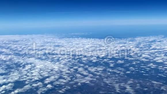 飞机高度的地平线上的云视频的预览图