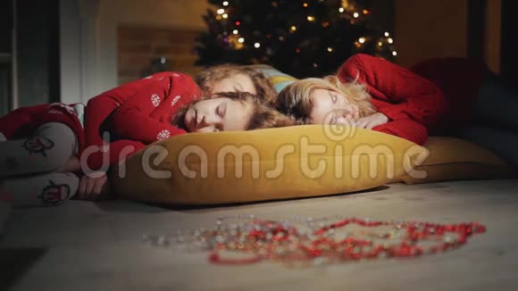 美丽的家庭正在圣诞树旁边睡觉圣诞礼物秘密出现视频的预览图