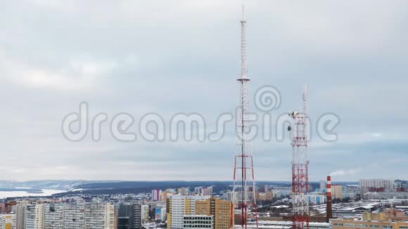 冬季多云天气背景下的电信塔和城市景观视频的预览图