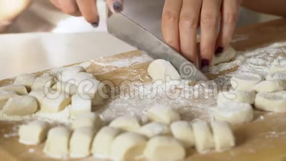 在专业厨房里一位经验丰富的厨师用面粉准备面团制作意大利面食概念视频的预览图