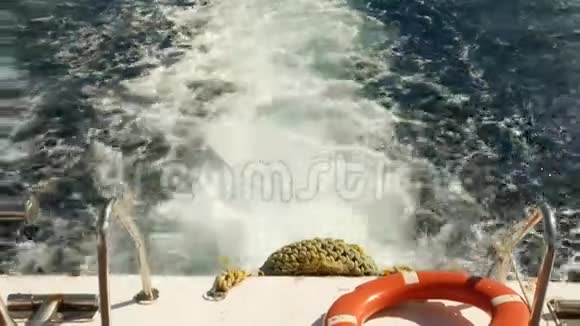 在船后用波浪泡沫和气泡唤醒视频的预览图