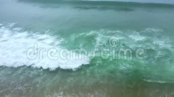 葡萄牙淡水河谷的富拉多海滩上大西洋的绿松石水视频的预览图