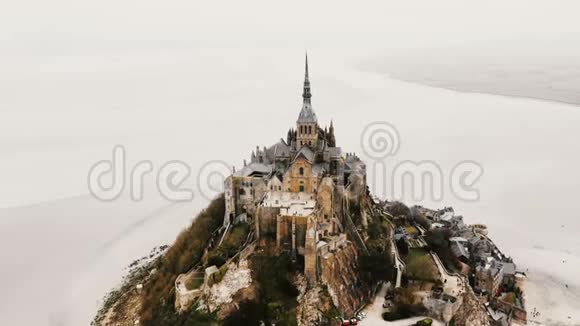 空中俯视无人机飞行在令人惊叹的圣米歇尔修道院著名的岛屿要塞镇地标在法国视频的预览图