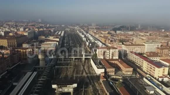 意大利城市景观内博洛尼亚中心火车站的鸟瞰图视频的预览图