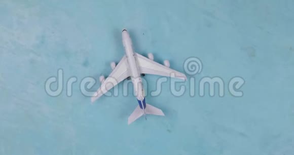 蓝色背景上的玩具飞机旅行风格视频的预览图