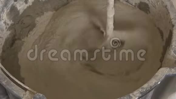 一个长时间的搅拌机混合水泥沙子和水建设概念视频的预览图