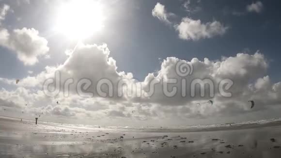 4k视频海滩场景与风筝和明亮的阳光与云视频的预览图