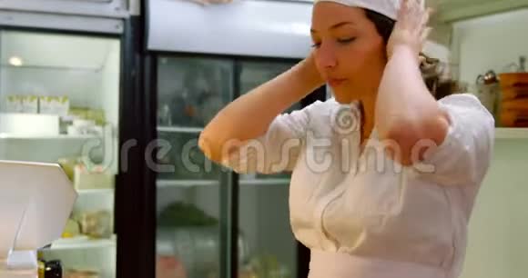 女面包师在面包店4k安排面食视频的预览图