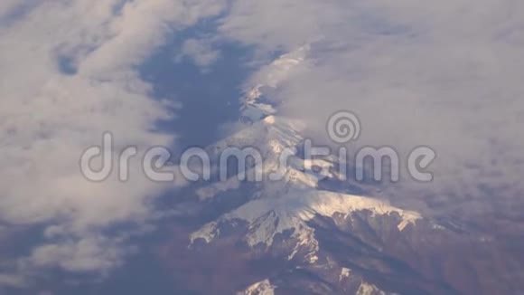 从山上的雪峡到云层和城市烟雾美景旅游俯瞰雪景视频的预览图