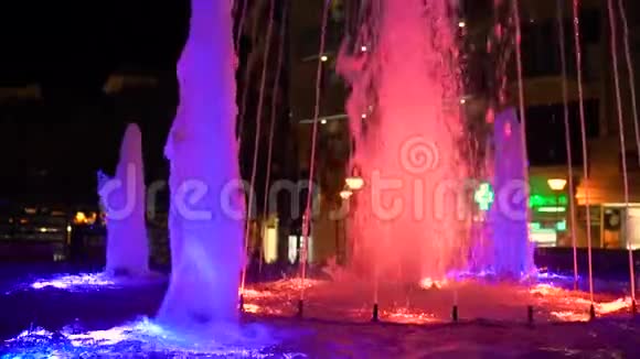 夜晚美丽的喷泉被蓝光照亮在夜的美丽的喷泉视频的预览图
