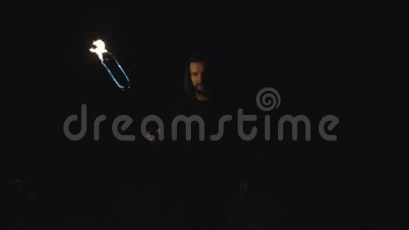 年轻的神秘人在黑暗的树林里拿着火炬走着视频的预览图