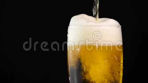 把杯子里的啤酒倒入黑色的杯子里视频的预览图