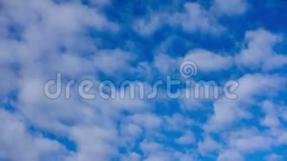 寒冷天气下的白云蓝天视频的预览图